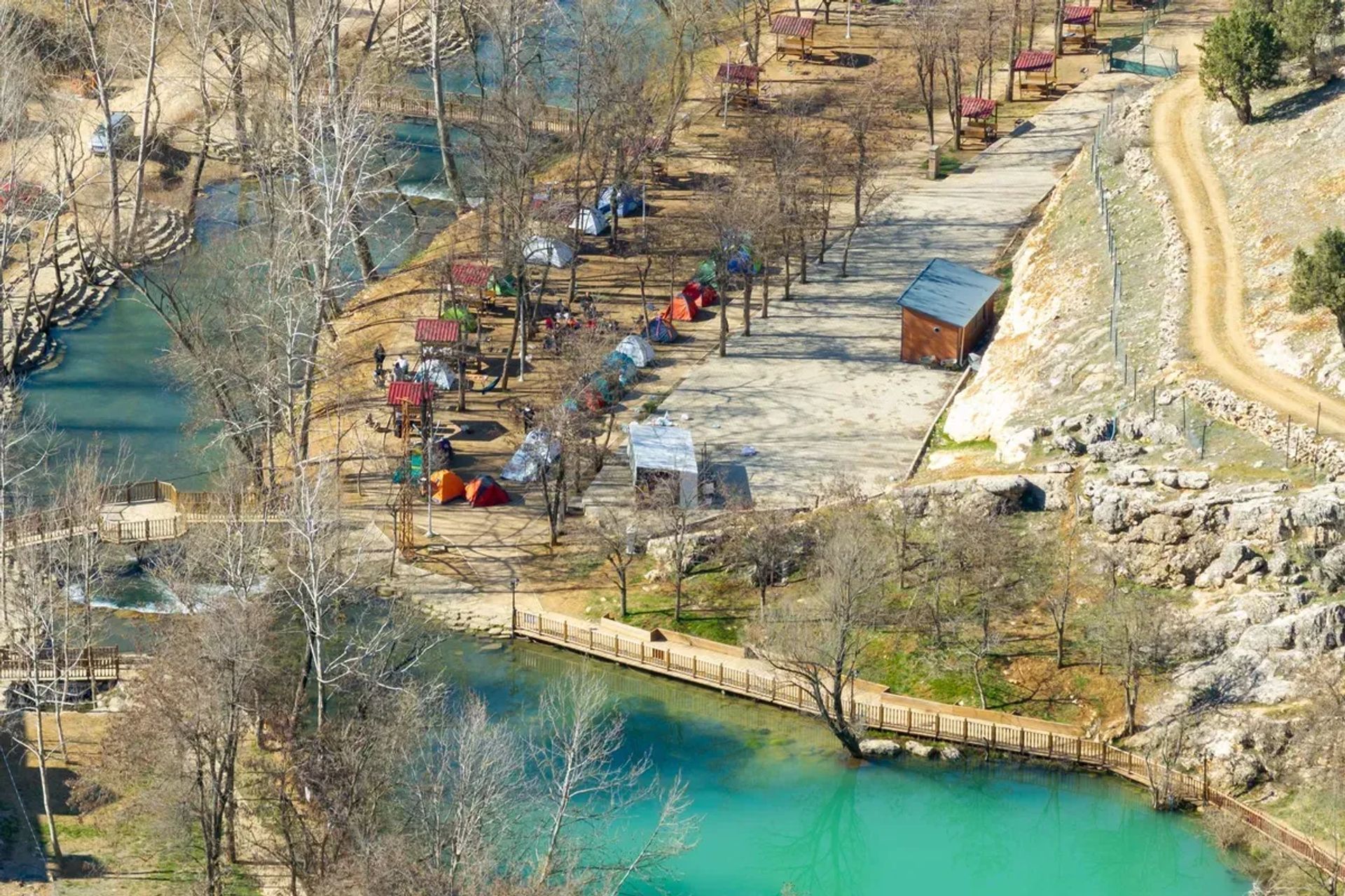 Şanlıurfa'da Doğal Mağaralar ve Kaya Oyma Yerleşimleri Keşfetme Rehberi