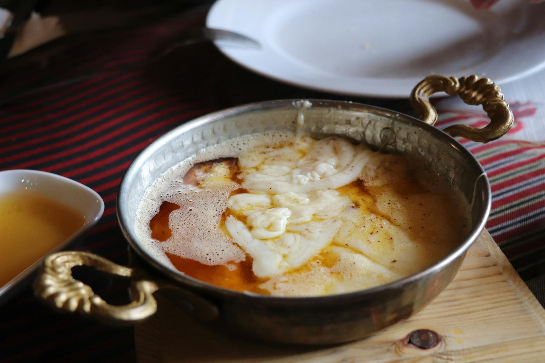 Şanlıurfa Sabahları: Tereyağlı Pide, Kaymak ve Geleneksel Sofra