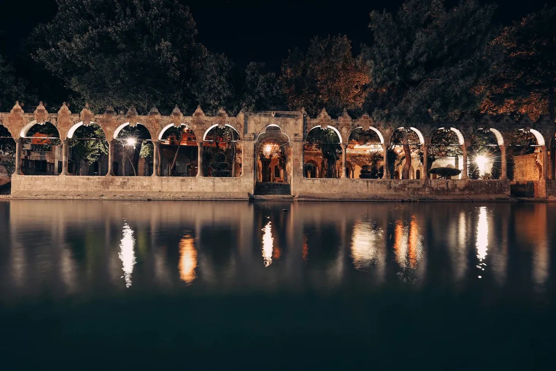 Şanlıurfa'da Balıklıgöl'de Yalın Ayak Yürüyüşün Kutsal Anı