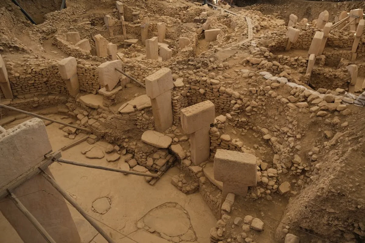 Göbeklitepe Tam Gezi Rehberi 2026: Biletler, Ulaşım ve Gizli Detaylar