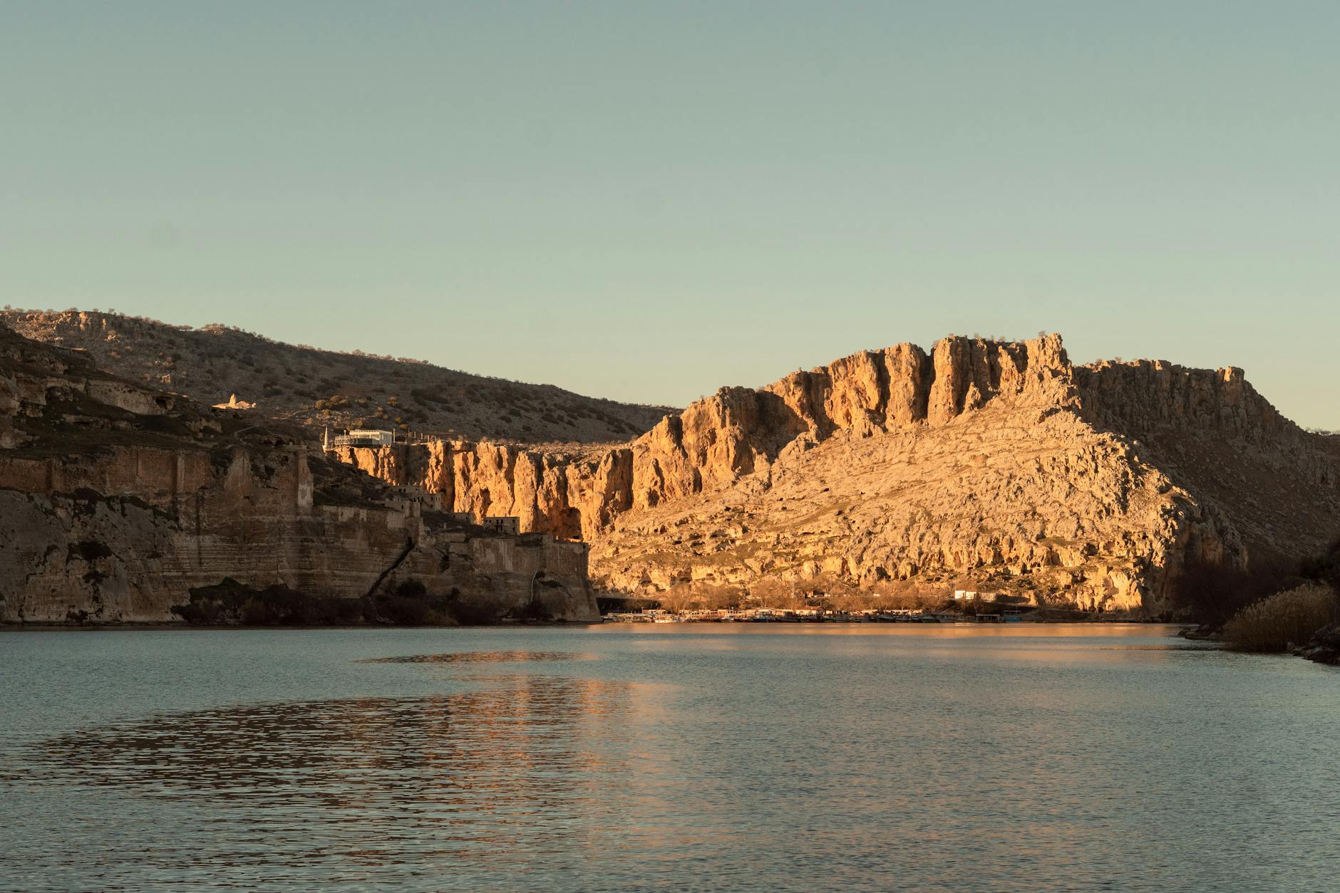 Halfeti'de Günbatımı: En İyi Fotoğraf Noktaları ve Işık Rehberi