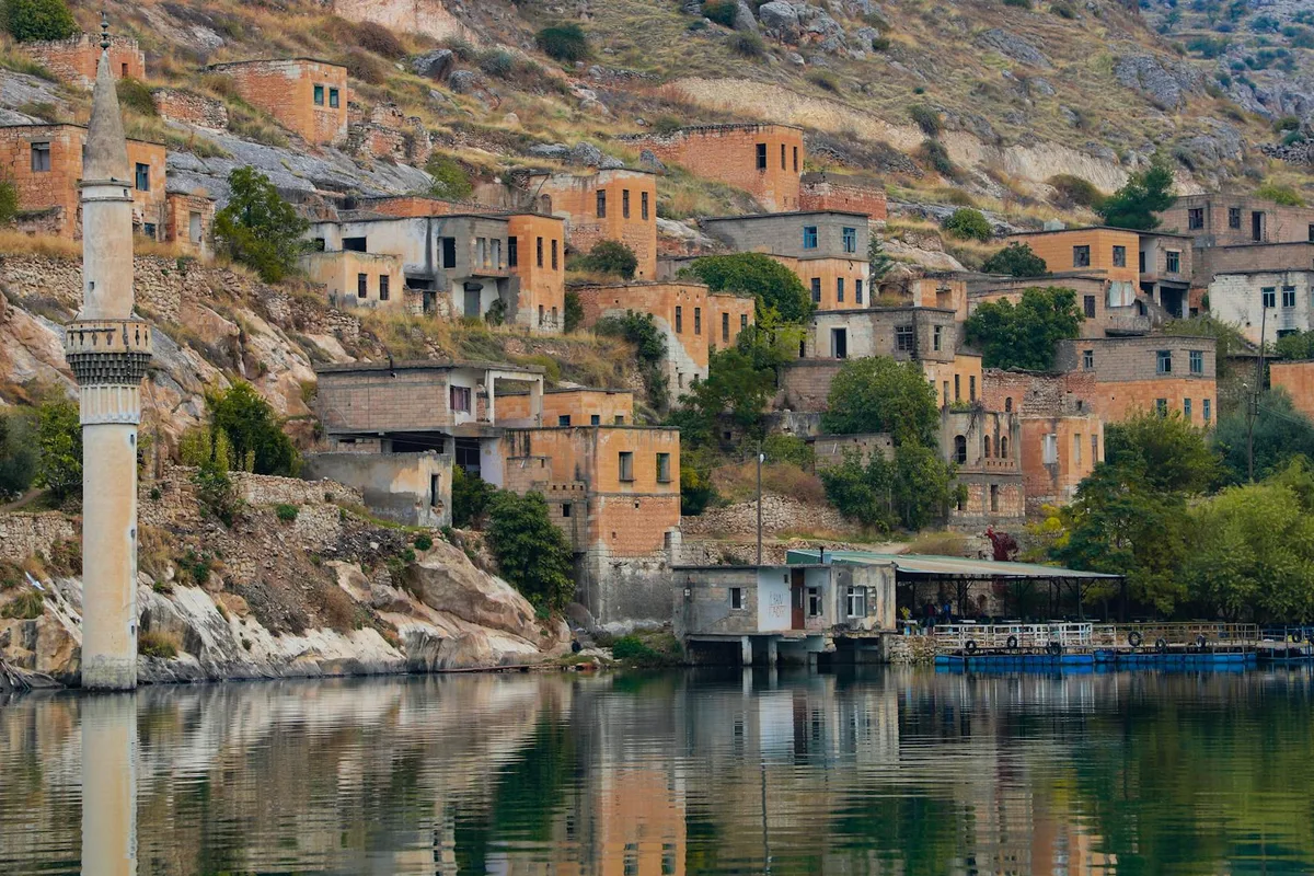 Halfeti Kapsamlı Gezi Rehberi: Tekne Turu, Rumkale ve Batık Şehir