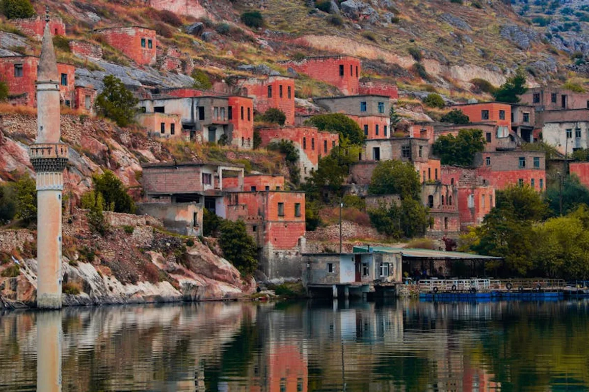 Halfeti Siyah Gülleri: Dünyanın Tek Doğal Siyah Gülü