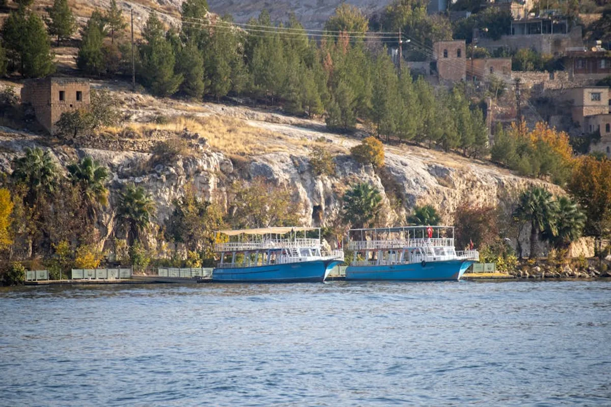 Halfeti Tekne Turu Tam Rehberi 2026: Rotalar, Fiyatlar, İpuçları