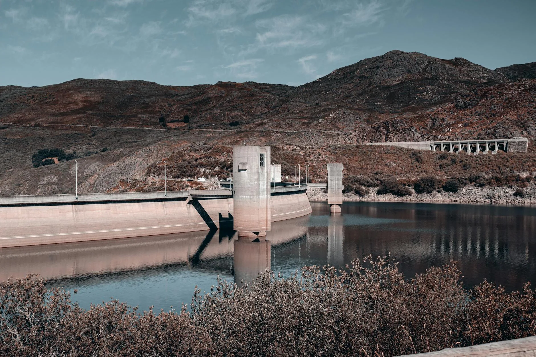 Hilvan İlçesi: Atatürk Barajı Gölü Kıyısında Doğa ve Dinginlik