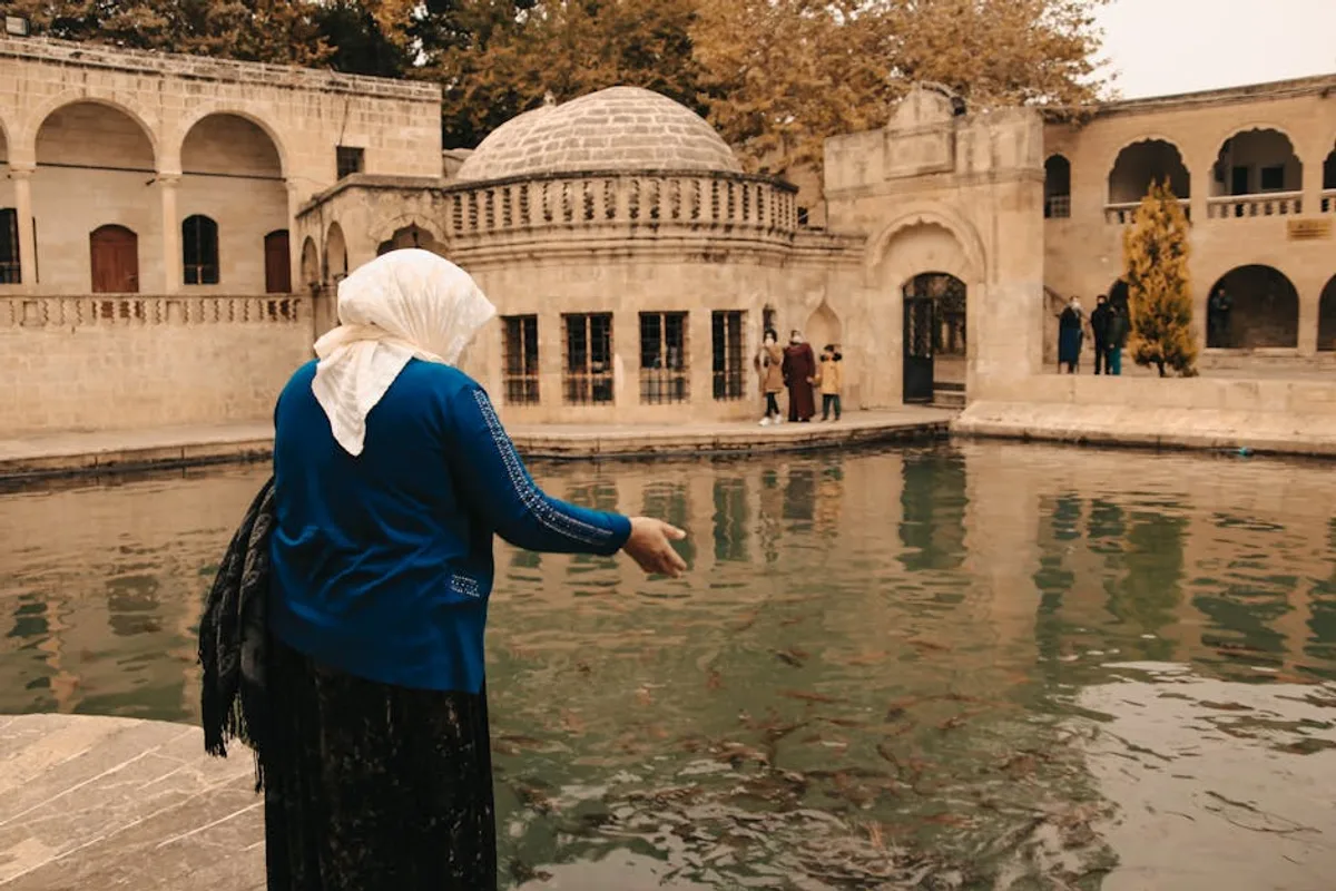 Balıklıgöl Tarihi ve Efsaneleri: Hz. İbrahim'in Ateşi, Balıklar ve Ziyaret Rehberi