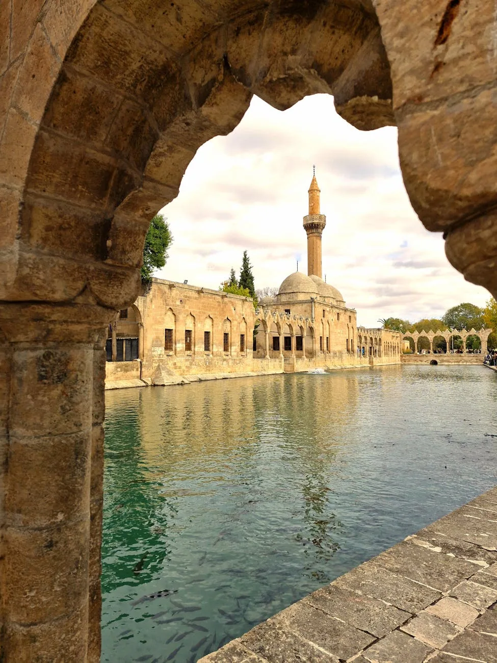 Sanlıurfa Balıklıgöl’de Akşam Namazı: Ruhun Doğduğu Anlar