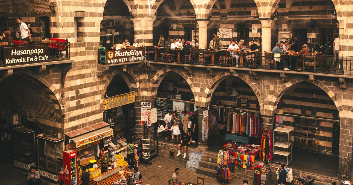 Sanlıurfa Tarihi Çarşısı’ndaki Kafeler: Gumruk Hanı’nın Efsanevi Atmos