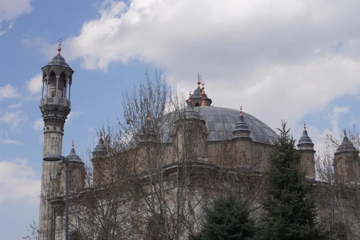 Şanlıurfa'da İbadet ve Cami Ziyaret Rehberi: Tarihi Camiler ve Dini Mekanlar