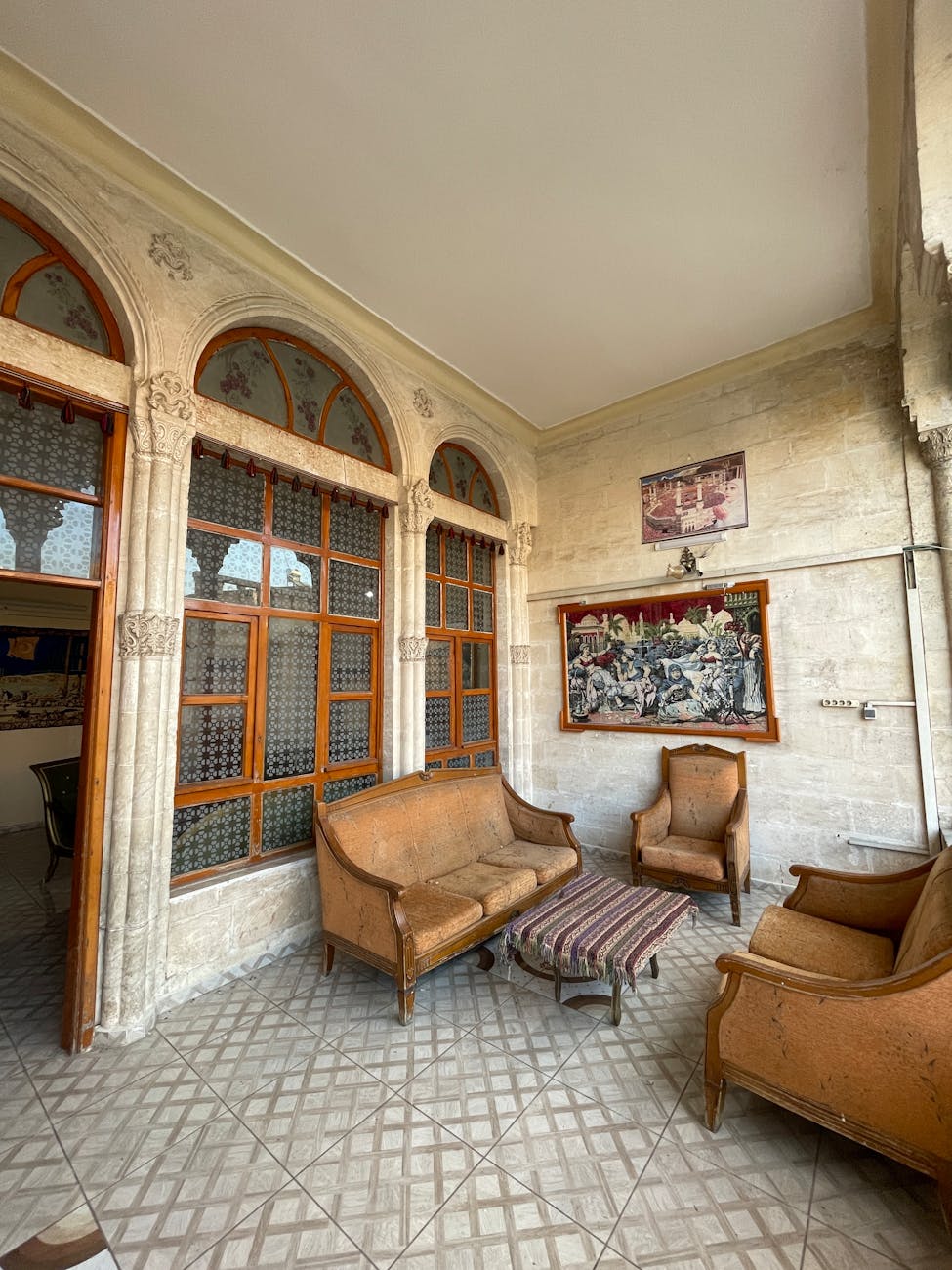 Şanlıurfa Ev Dekorasyonu: Kilim ve Bakır ile Modern Şık