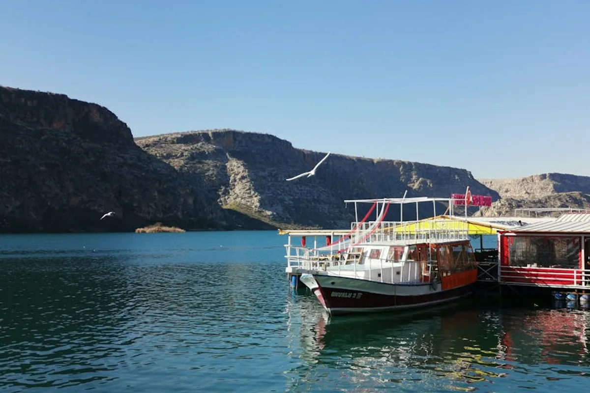 Şanlıurfa'da Fırat Nehri: Tekne Gezisi ve Balıkçı Rehberi