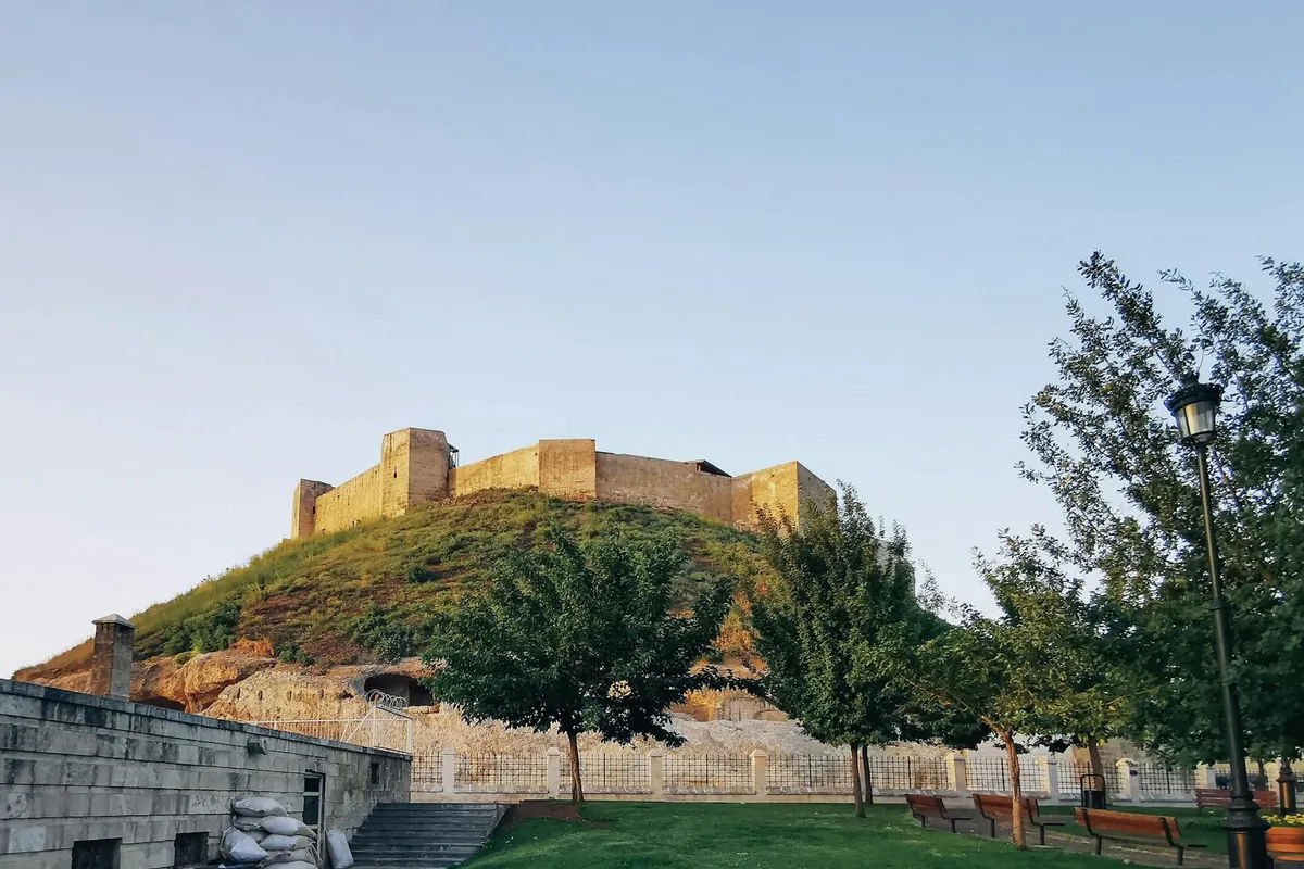 Sanlıurfa Kalesi: 5000 Yılın Gizemli Tarihi ve Stratejik Rolü
