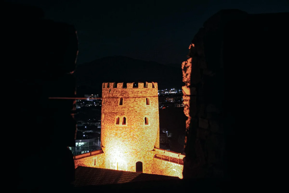 Şanlıurfa Kalesi Tarihi ve Gece Manzarası Rehberi