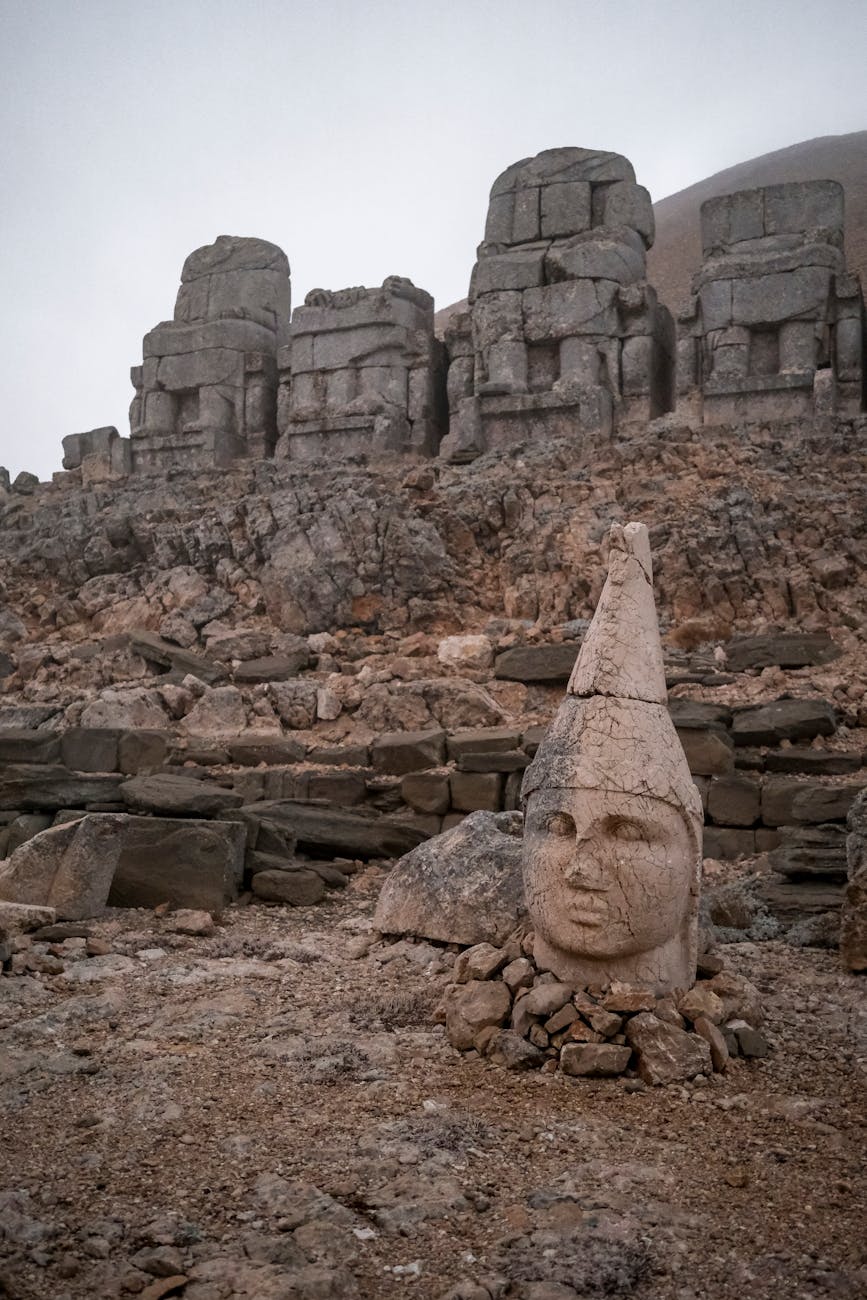 Şanlıurfa'dan Nemrut Dağı: Nasıl Gidilir ve Ne Görülür