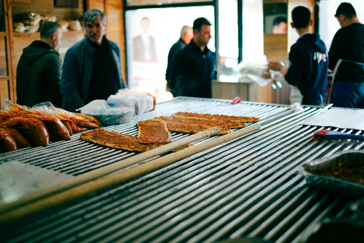 Şanlıurfa'da Pide ve Lahmacun: Farkları, En İyi Ustalar ve Adresler Rehberi