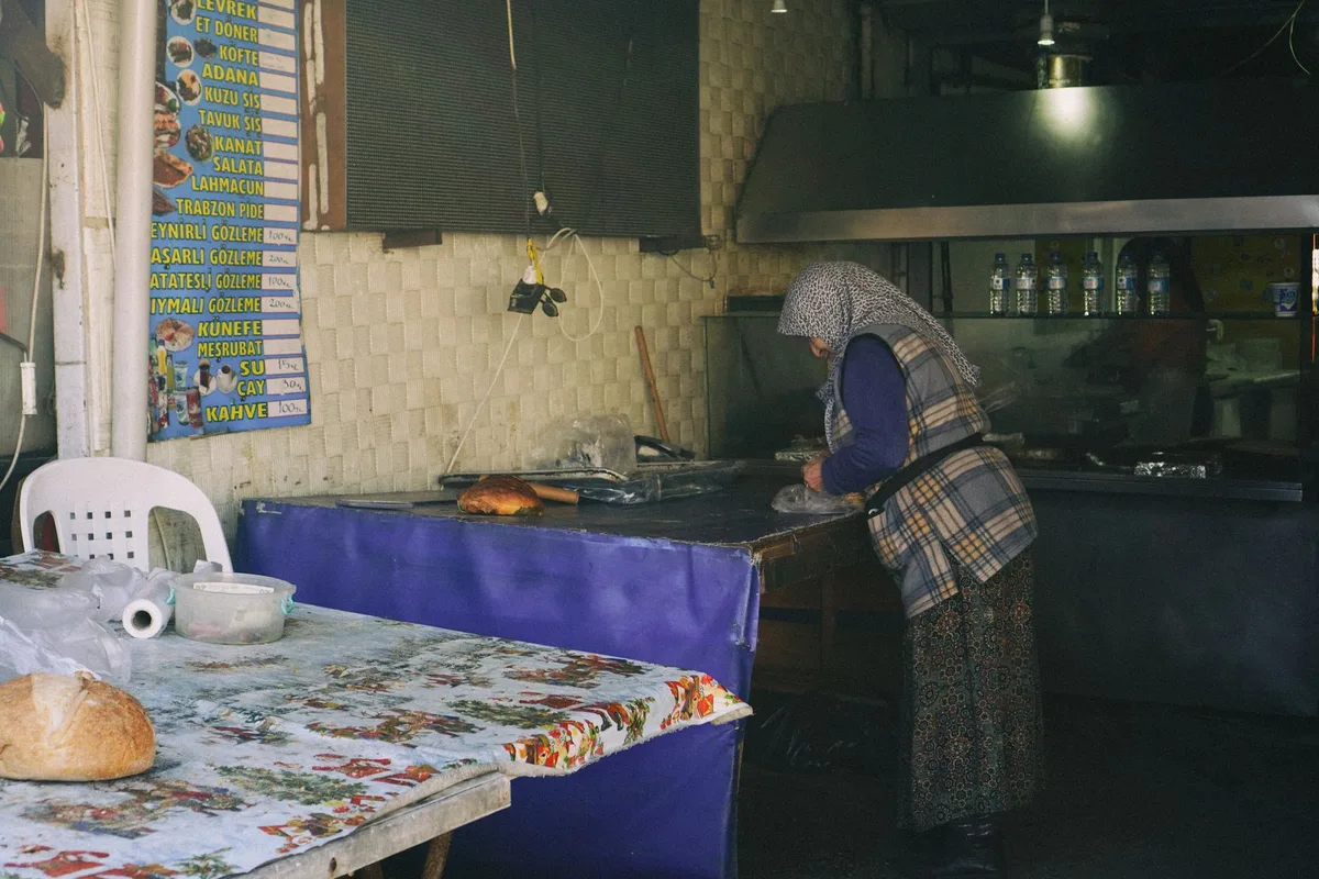 Şanlıurfa Sokak Lezzetleri: Seyyar Köfte, Börek ve Simit Duraklarının Tam Rehberi