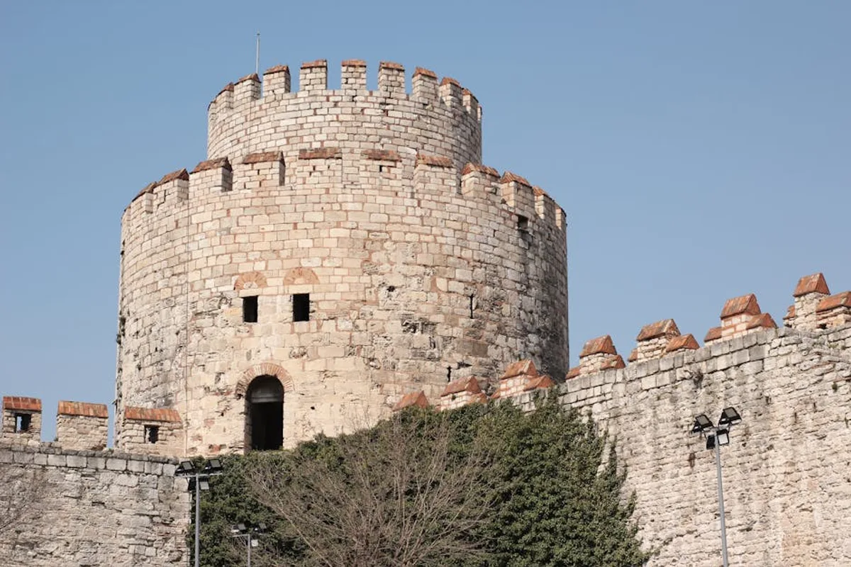 Şanlıurfa Tarihi Sur Duvarları: Kale ve Savunma Sistemleri