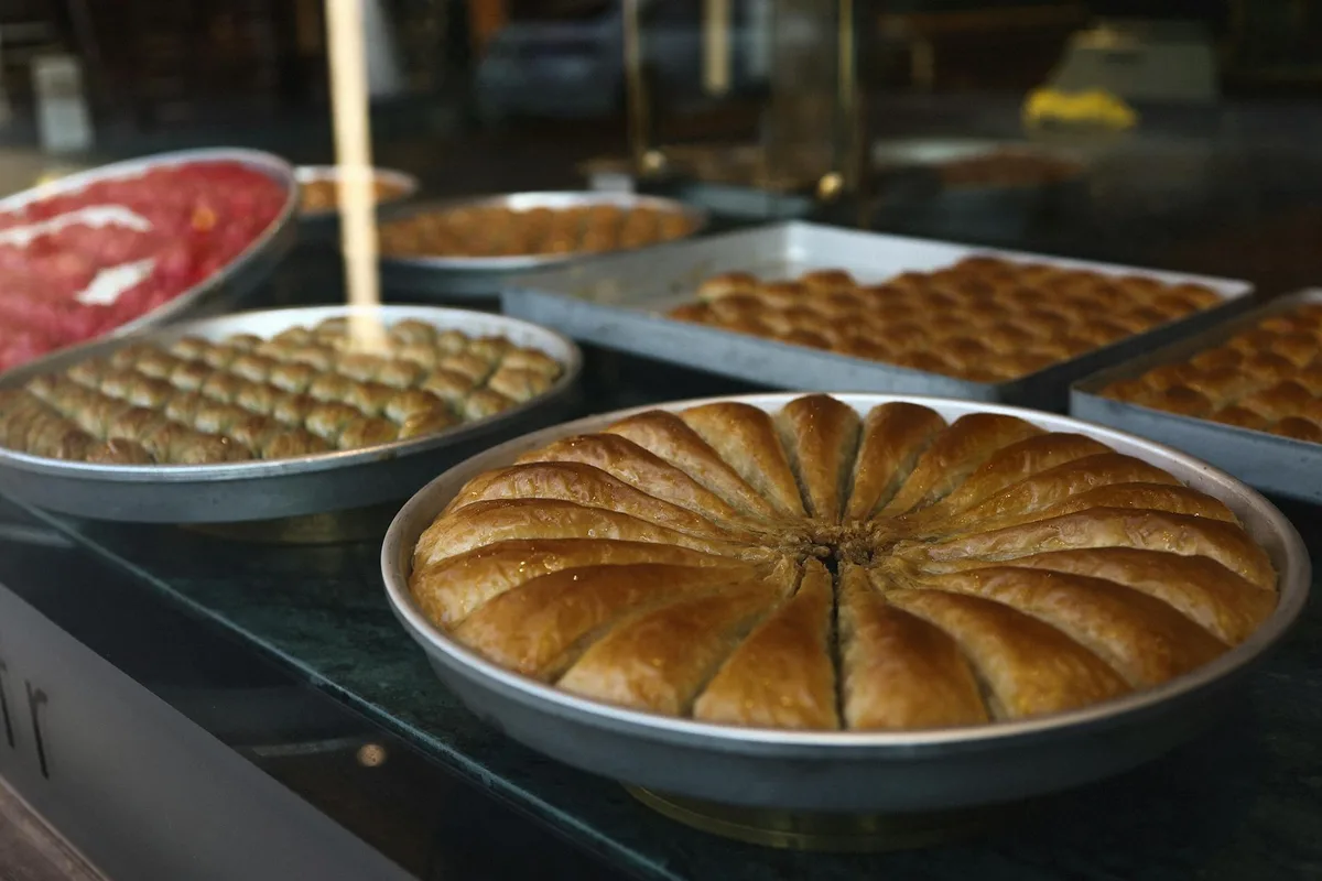 Şanlıurfa'da Tatlı Dükkanları: Baklavacı, Kadayıfçı ve Muhallebiciler Rehberi