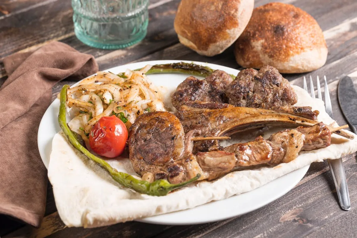 Şanlıurfa'da Urfa Kebabı ve Ocakbaşı: Et Yemekleri Rehberi