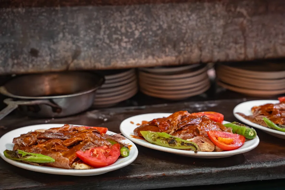 Şanlıurfa’da Ne Yenir 2026: Urfa Kebabı, Ciğer, Lahmacun ve Sıra Gecesi Sofrası