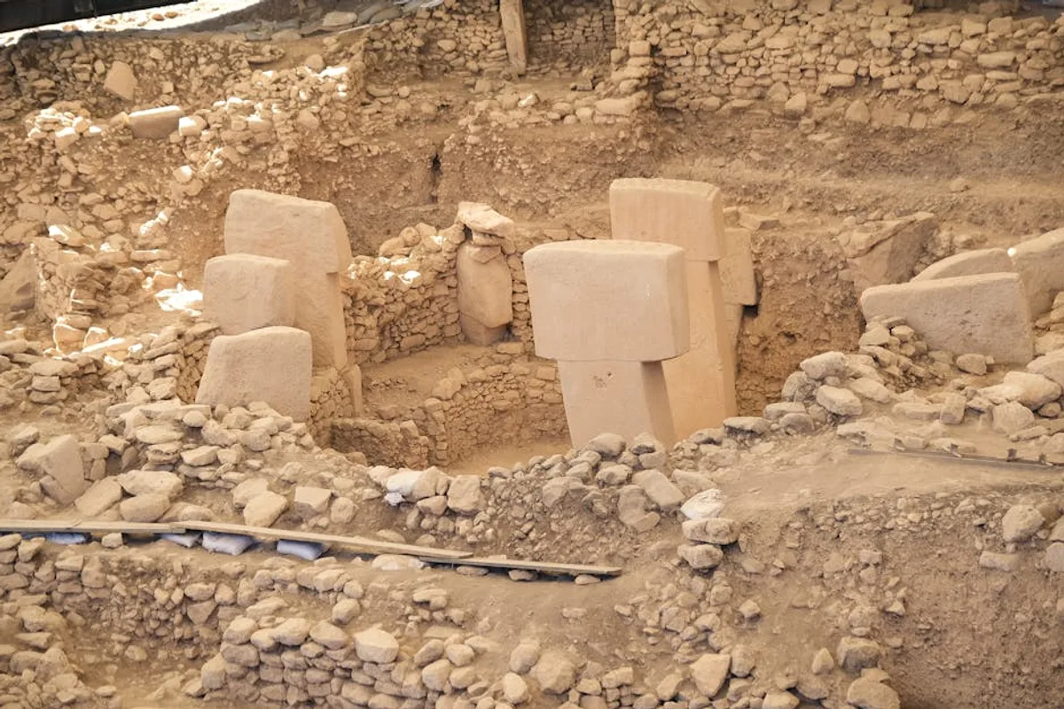 Taş Tepeler Arkeoloji Rotası 2026: Göbeklitepe'den Karahantepe'ye Tam Gezi